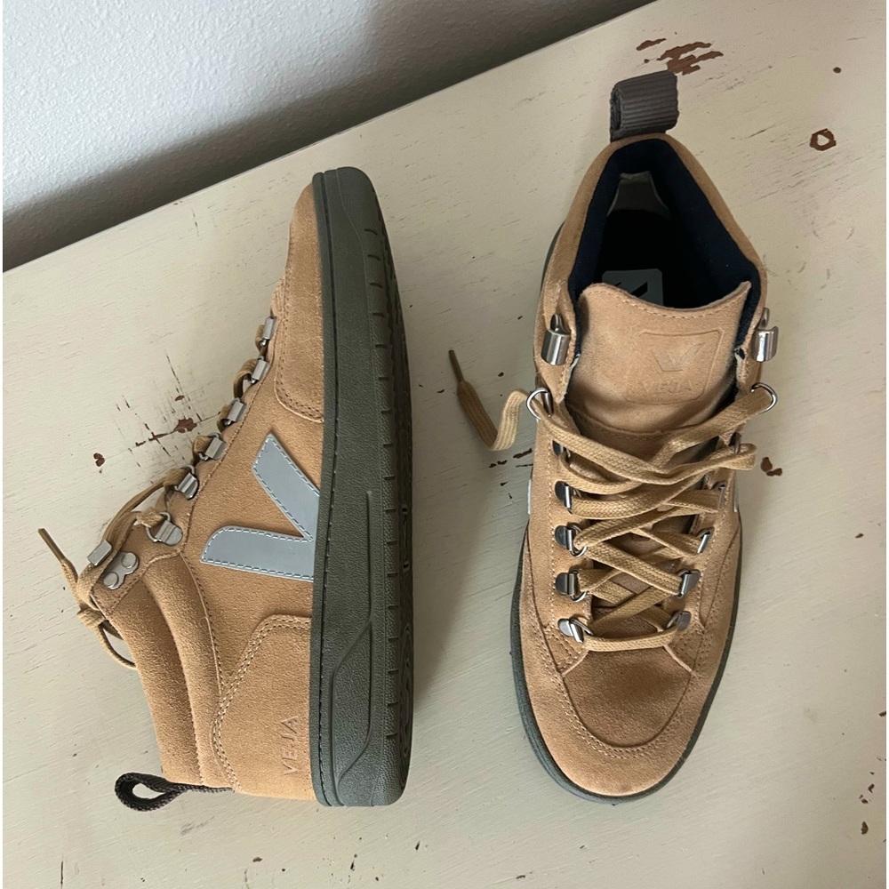 VEJA RORAIMA SUEDE high top SNEAKER sz8 like new